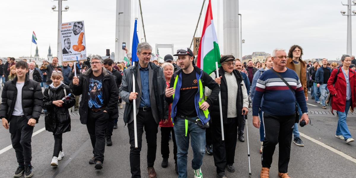 Hadházy Ákos az Erzsébet hídon április 15-én 
